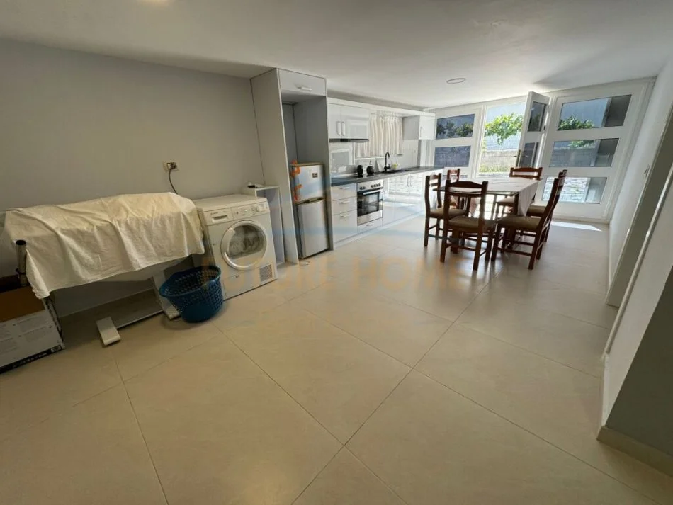 Korce, jepet me qera apartament 2+1+Ballkon Kati 1, 100 m² 250 € (Km 5 Korçë - Pogradec (Biranj))