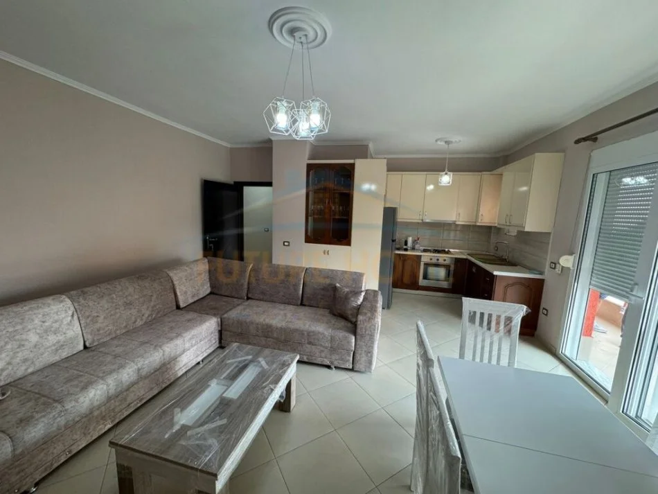 Korce, jepet me qera apartament 1+1+Ballkon Kati 3, 80 m² 300 € (Lagjia 9)