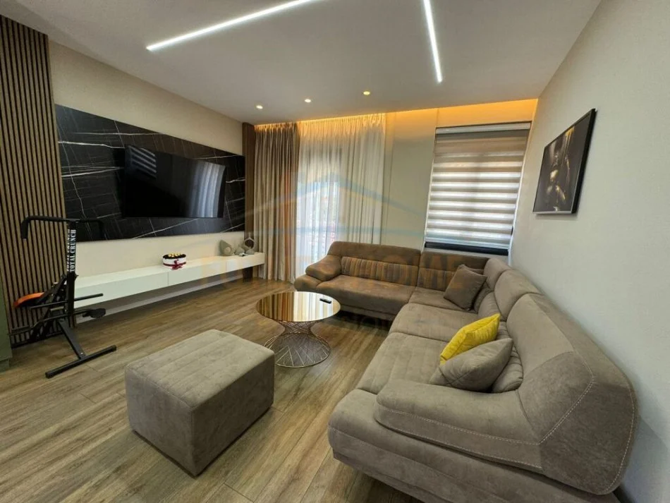 Korce, jepet me qera apartament 1+1 Kati 2, 65 m² 400 € (Lagjia 1)