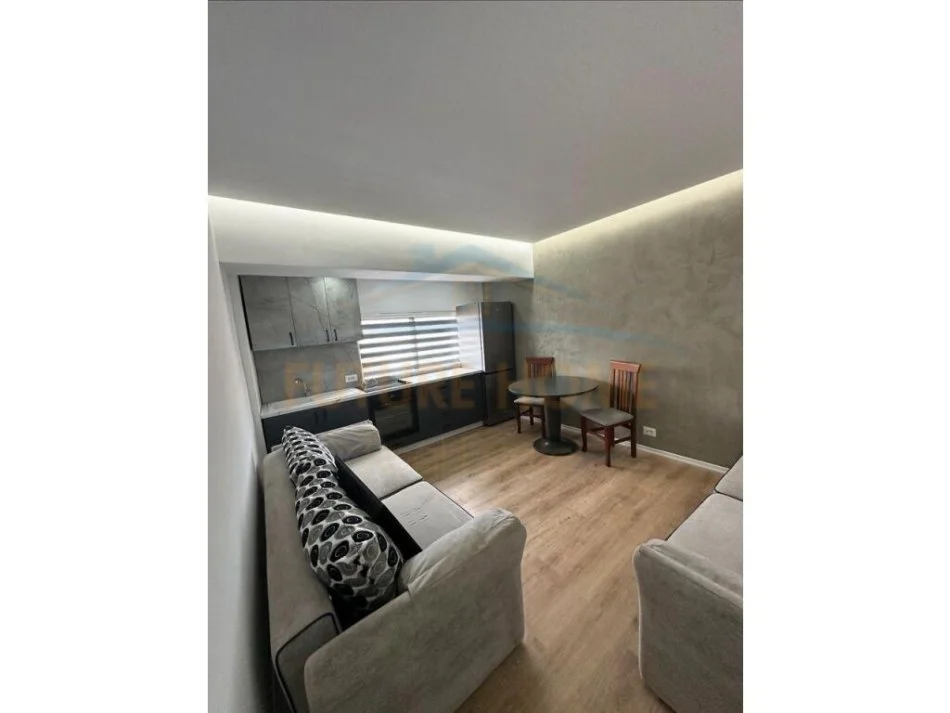 Korce, jepet me qera apartament 2+1 Kati 4, 65 m² 400 € (Lagjia 12)