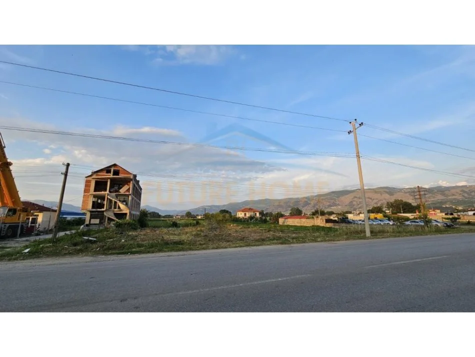 Korce, shitet toke , 4.100 m² 190.000 € (Km 1 Korçë - Tiranë)