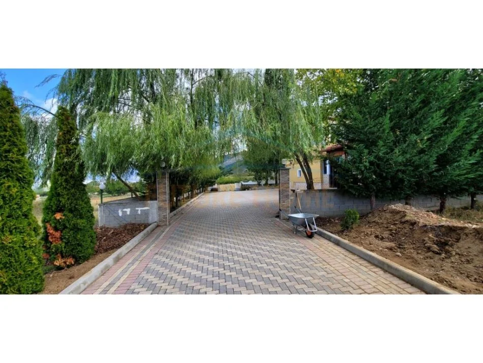 Korce, shitet hotel Kati 2, 370 m² 220.000 € (Km 4 Korçë - Bilisht)