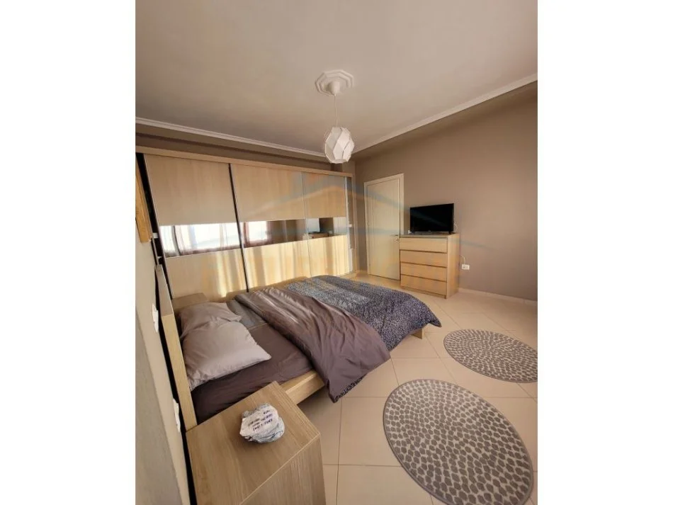 Korce, jepet me qera apartament 1+1 Kati 7, 70 m² 350 € (Lagjia 9)