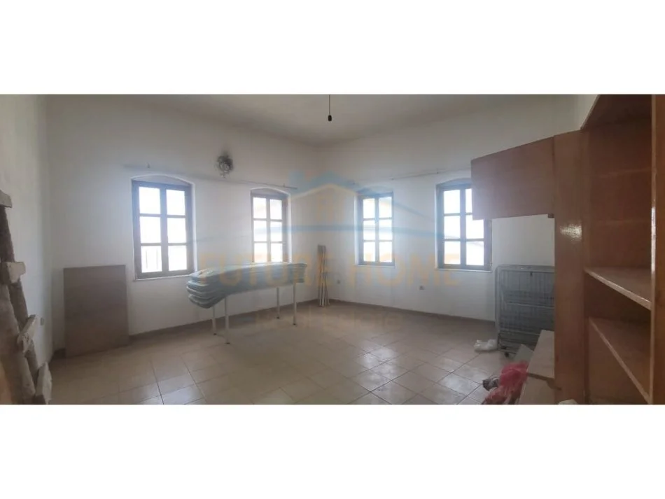 Korce, shitet ambjent biznesi Kati 2, 186 m² 100.000 € (Pazari i vjetër, Korçë)