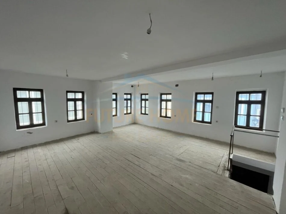 Korce, shitet dyqan Kati 2, 141 m² 120.000 € (Pazari i vjetër, Korçë)