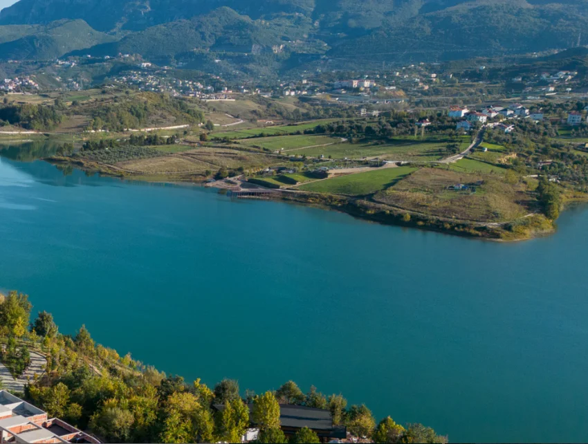 Tirane, shitet Vile 3 Katshe , 242 m² 493.965 € (Liqeni Farke)