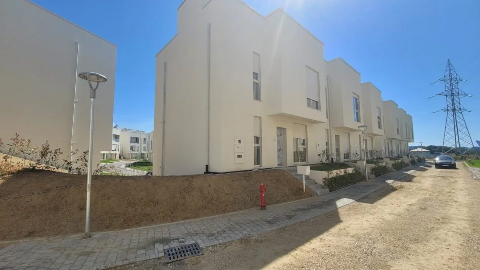 Tirane, shes vile 3 Katshe , 196 m² ndertim + 124m² oborr 39.000.000 Lek (Farke Sauk)