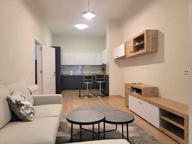 Jepet me qira apartament 2 + 1 + 2 + verande prane liqenit te thate!