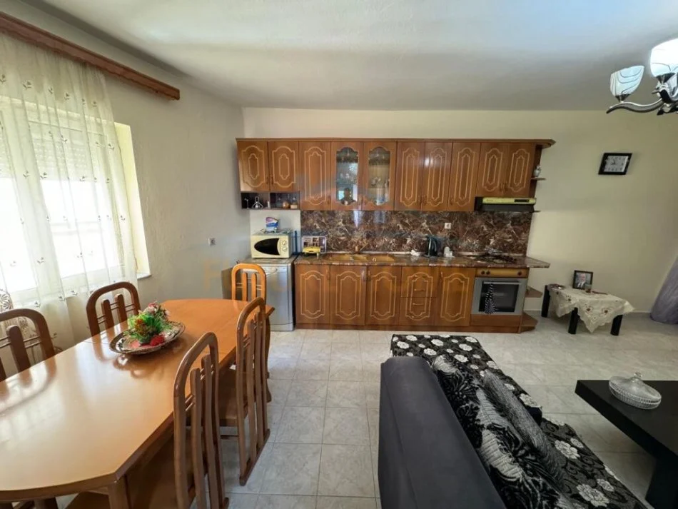 Korce, shitet apartament 2+1+Ballkon Kati 4, 90 m² 60.000 € (Lagjia 7, Korçë)