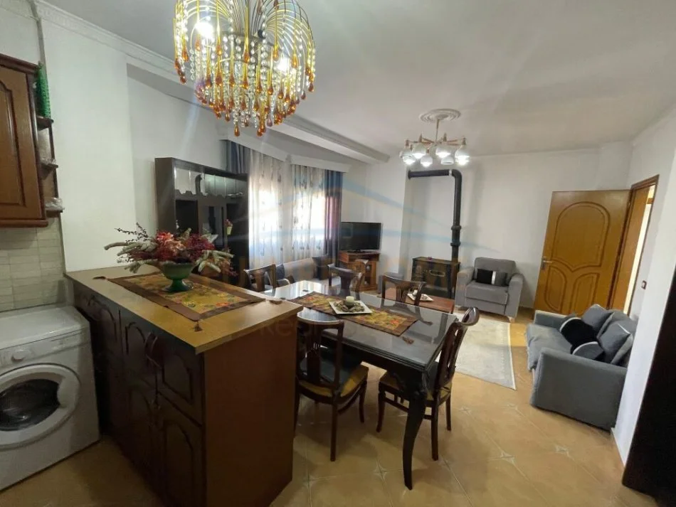 Korce, jepet me qera apartament 2+1 Kati 2, 80 m² 300 € (Lagjia 3, Korçë)