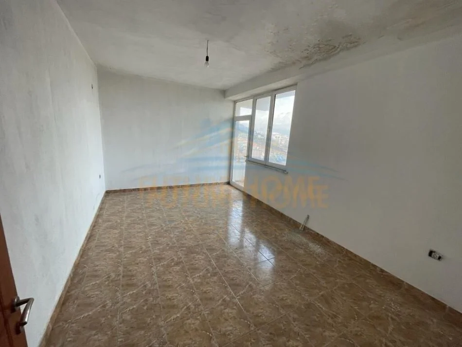 Korce, shitet apartament 2+1+Ballkon Kati 4, 130 m² 52.000 € (Lagjia 16, Korçë)