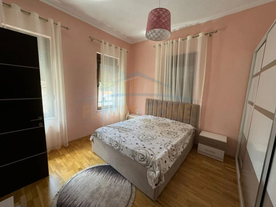 Korce, jepet me qera apartament 1+1 Kati 2, 80 m² 300 € (Bulevard Republika)