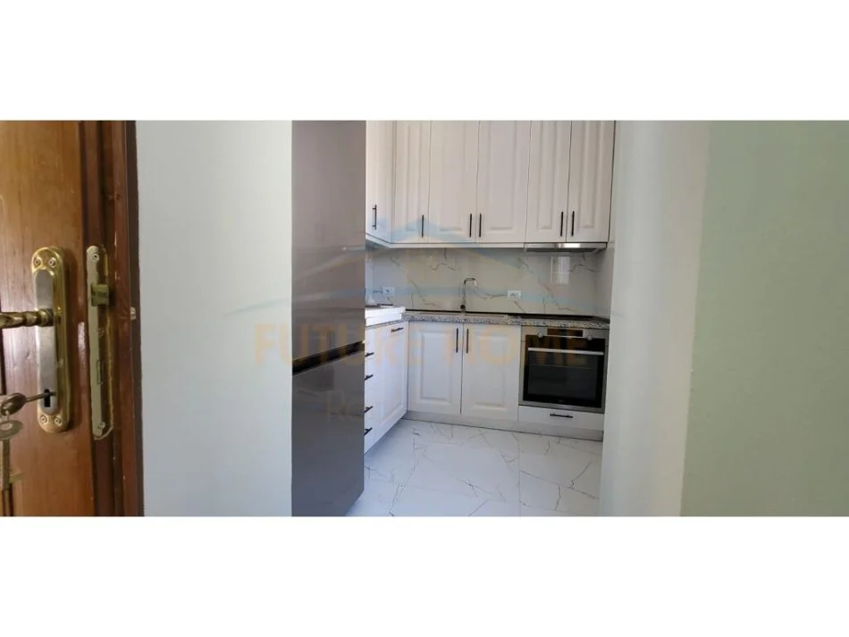 Korce, jepet me qera apartament 3+1 Kati 1, 600 € (Lagjia 12)