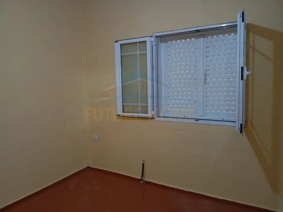 Korce, jepet me qera apartament 3+1 Kati 1, 140 m² 300 € (Lagjia 4)