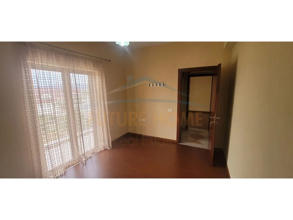 Korce, shitet apartament 3+1+Aneks+Ballkon Kati 3, 120 m² 95.000 € (Lagjia e re)