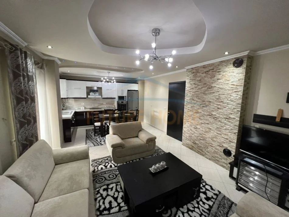 Korce, jepet me qera apartament 2+1+Ballkon Kati 7, 124 m² 350 € (Terminali i Autobuzave, Korçë)