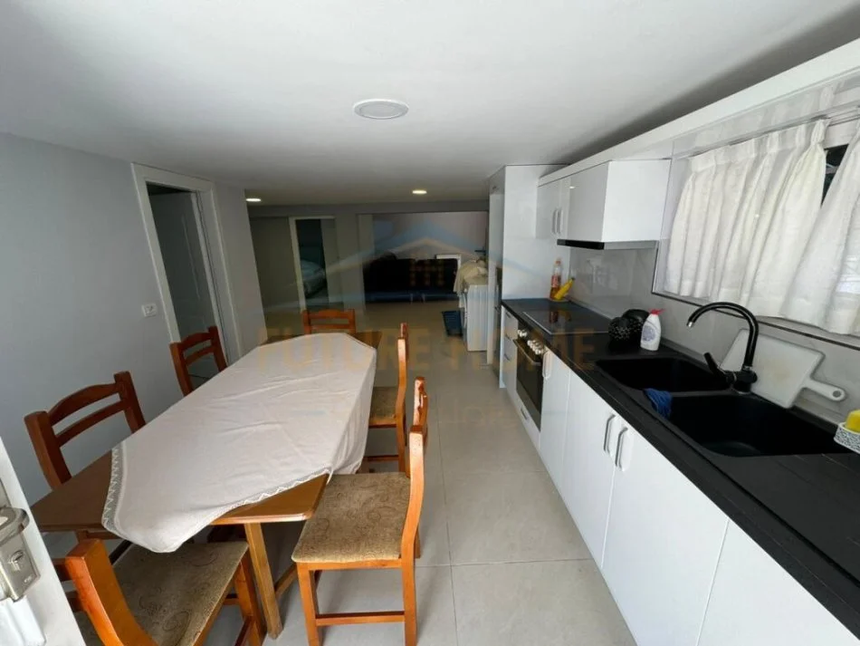 Korce, jepet me qera apartament 2+1+Ballkon Kati 1, 100 m² 250 € (Km 5 Korçë - Pogradec (Biranj))