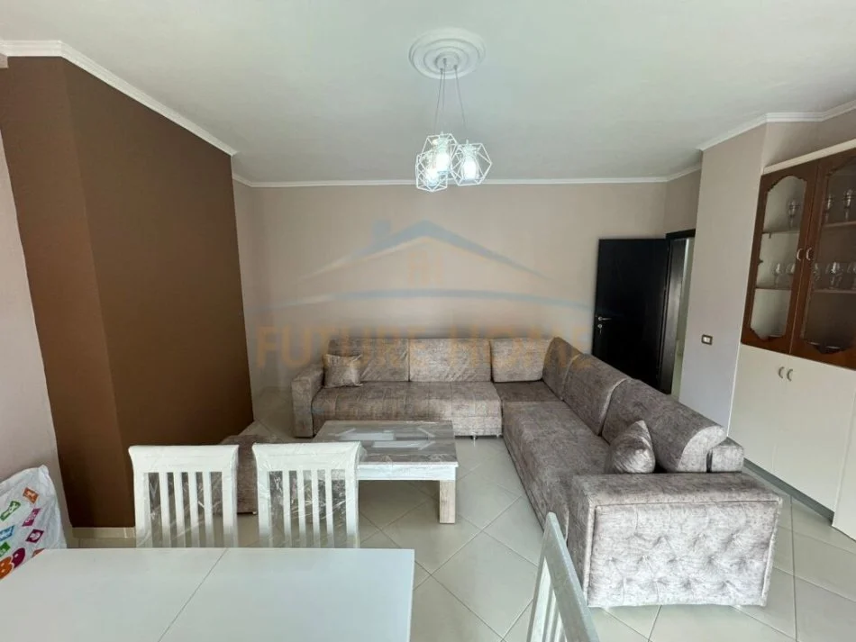 Korce, jepet me qera apartament 1+1+Ballkon Kati 3, 80 m² 300 € (Lagjia 9)