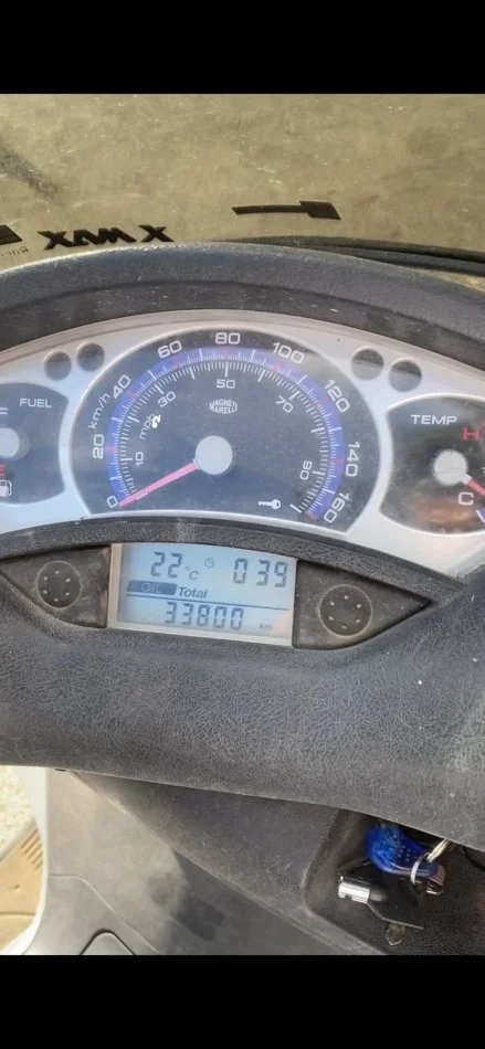 Shkoder, shes Motociklete Motorr X max 250 2009 me dogane te paguar , e verdhë 34.000 km 1.900 €