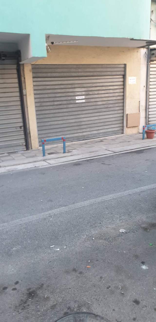 Tirane, dyqan30 m²  tek Komuna e Parisit 210 Euro Ngjitur me Kika2 ose Pasticeri Ardi