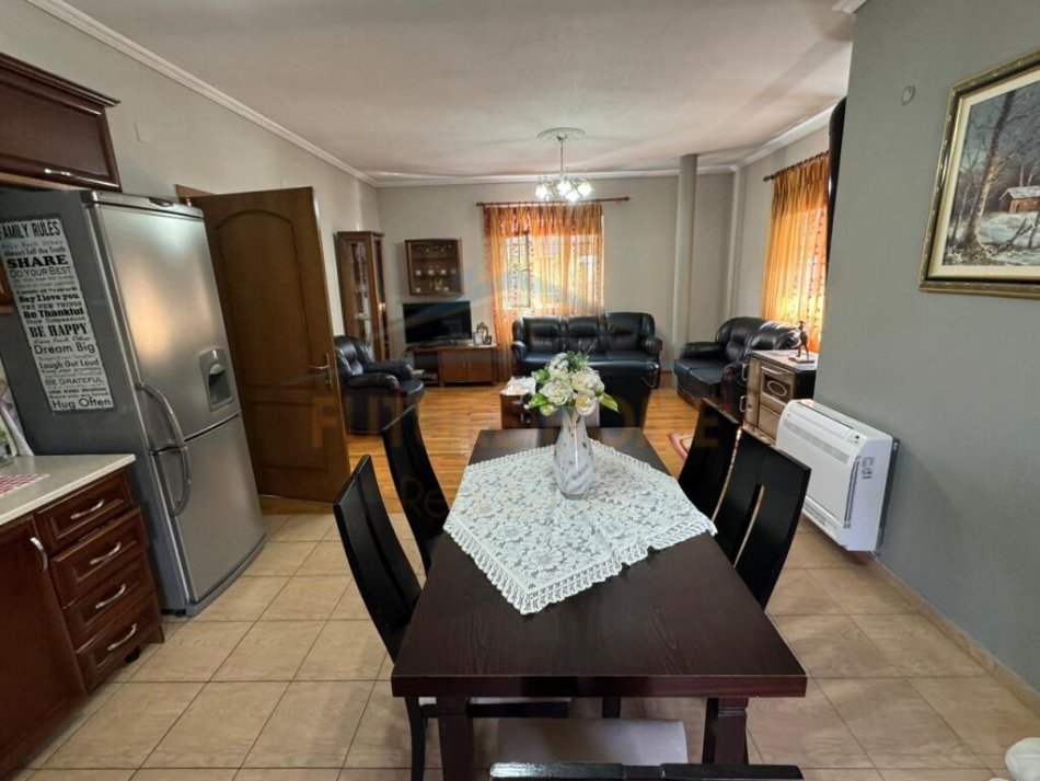 Korce, jepet me qera apartament 2+1+Ballkon Kati 2, 100 m² 250 € (Km 5 Korçë - Pogradec (Biranj))