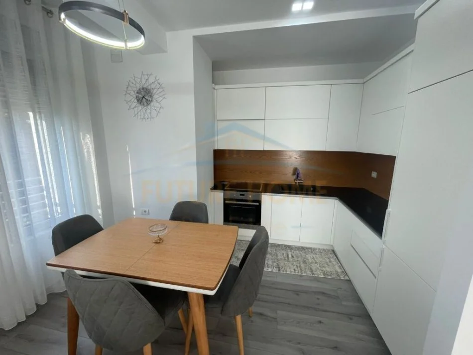 Korce, shitet apartament 3+1+Ballkon Kati 3, 115 m² 180.000 € (Terminali, Korce)