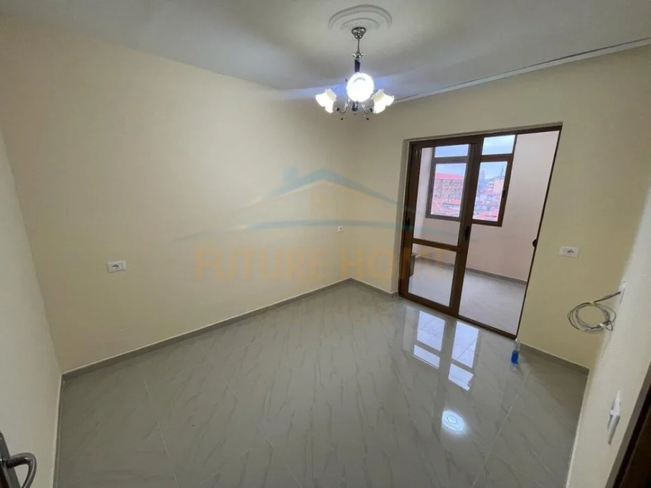 Korce, shitet apartament 2+1+Ballkon Kati 5, 80 m² 36.000 € (Lagjia 4, Korçë)