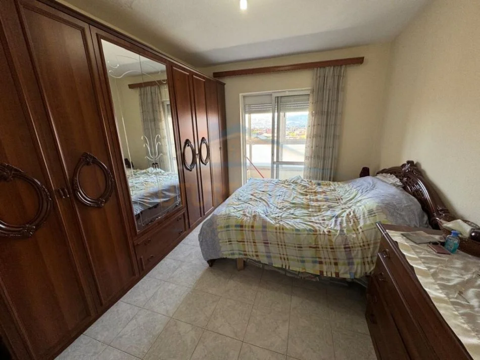 Korce, shitet apartament 2+1+Ballkon Kati 4, 90 m² 60.000 € (Lagjia 7, Korçë)