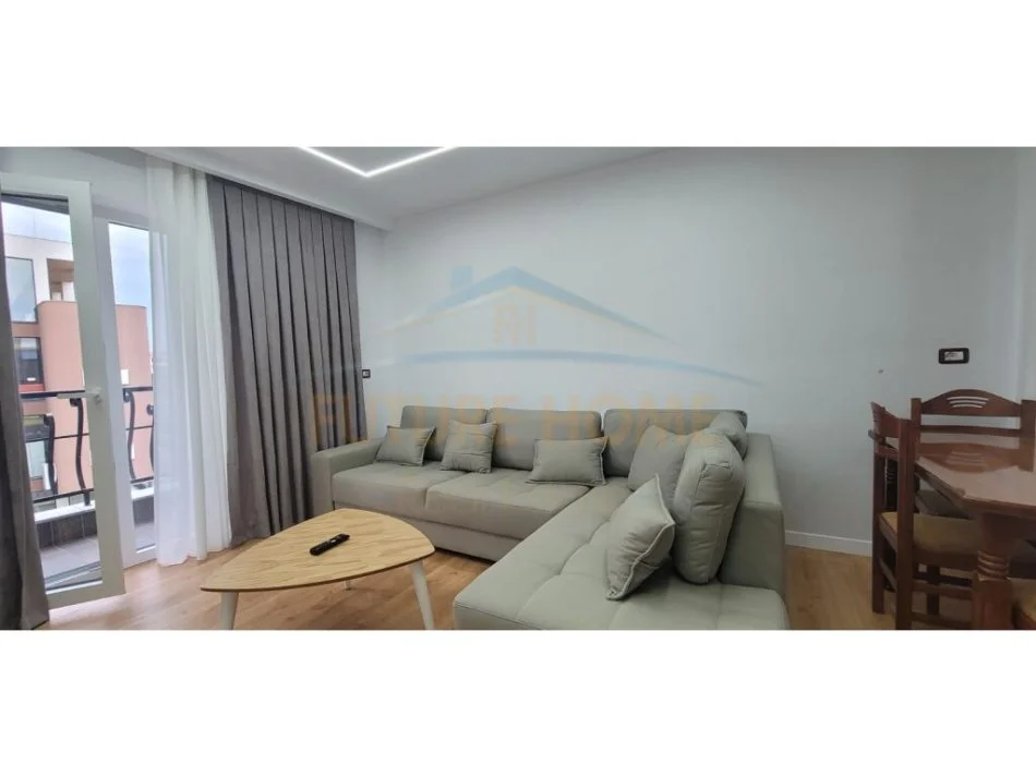 Korce, jepet me qera apartament 1+1+Ballkon Kati 3, 71 m² 350 € (Bulevard Republika, Korçë)