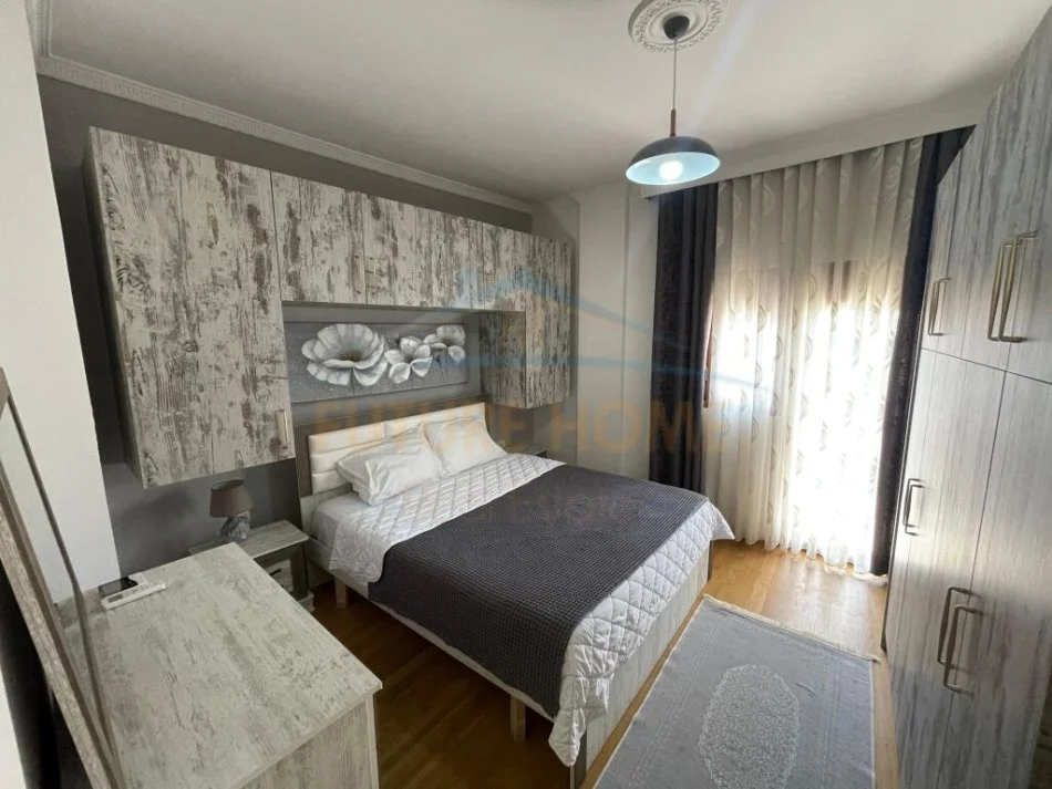 Korce, jepet me qera apartament 2+1 Kati 2, 80 m² 300 € (Lagjia 3, Korçë)