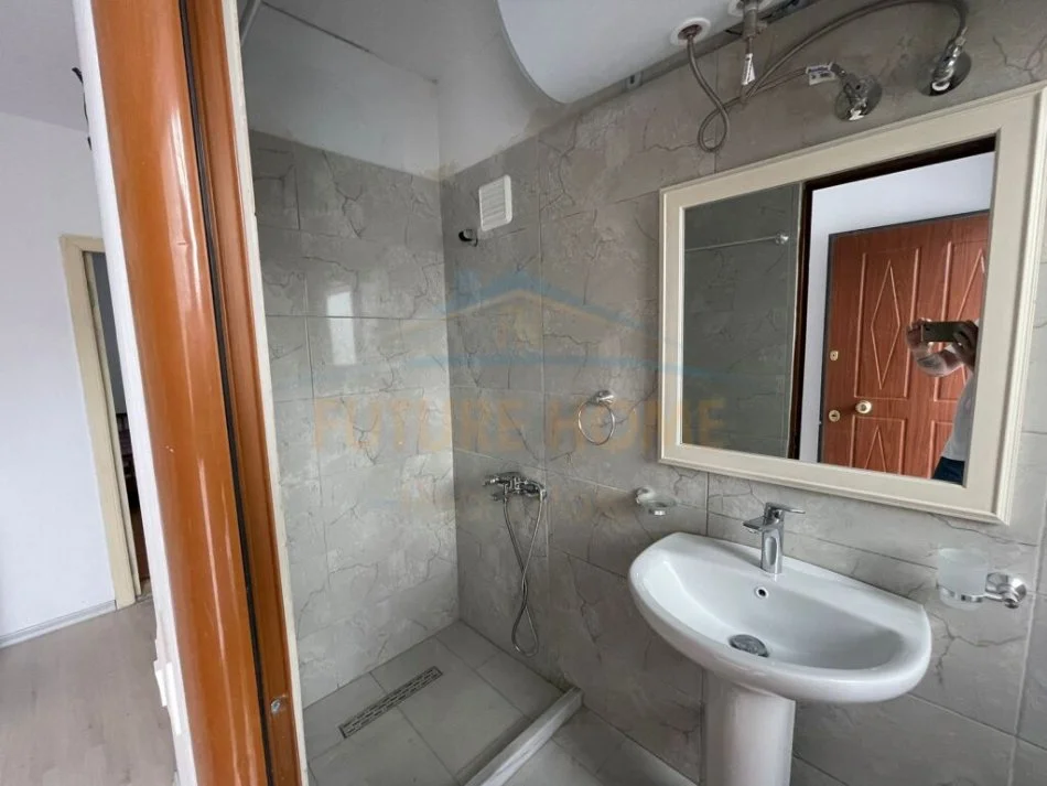 Korce, jepet me qera apartament 2+1 Kati 2, 80 m² 230 € (Lagjia 3, Korçë)