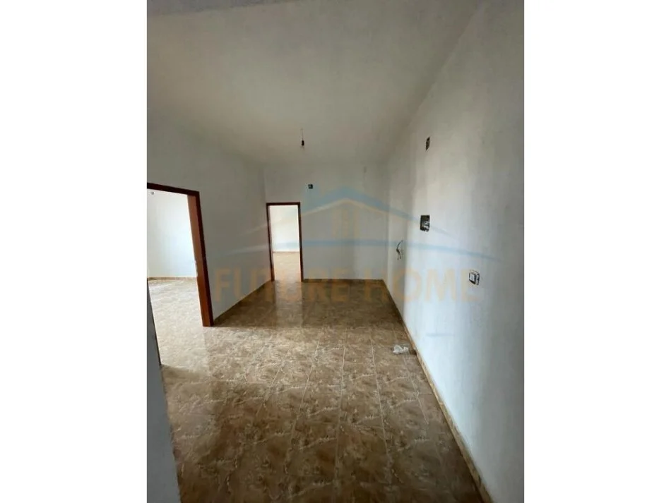 Korce, shitet apartament 2+1+Ballkon Kati 4, 130 m² 52.000 € (Lagjia 16, Korçë)