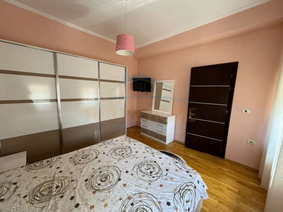 Korce, jepet me qera apartament 1+1 Kati 2, 80 m² 300 € (Bulevard Republika)