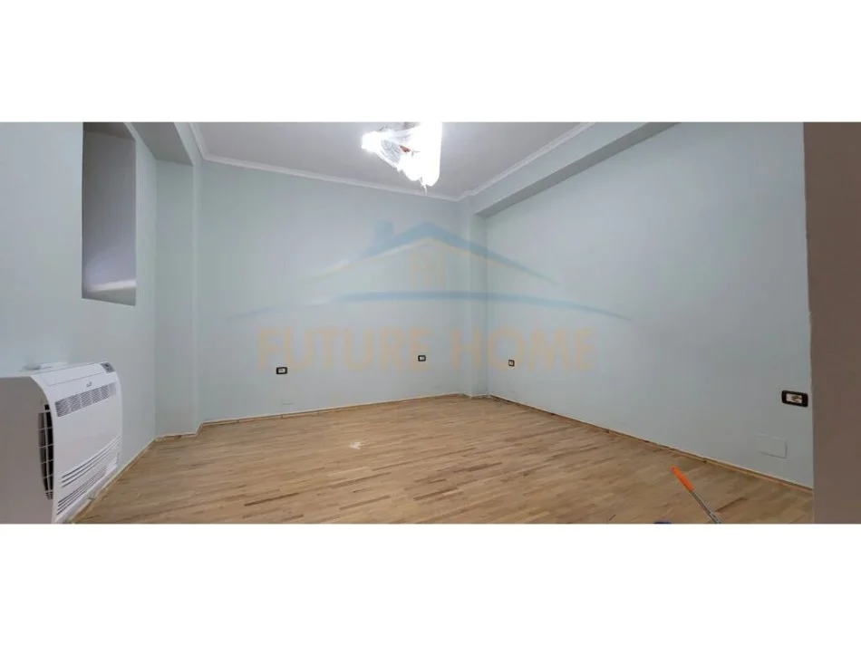 Korce, jepet me qera apartament 3+1 Kati 1, 600 € (Lagjia 12)