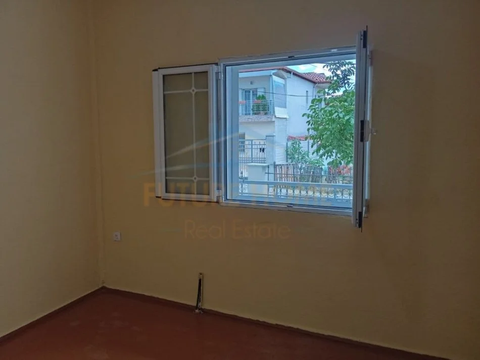 Korce, jepet me qera apartament 3+1 Kati 1, 140 m² 300 € (Lagjia 4)