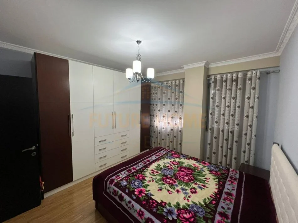Korce, jepet me qera apartament 2+1+Ballkon Kati 7, 124 m² 350 € (Terminali i Autobuzave, Korçë)