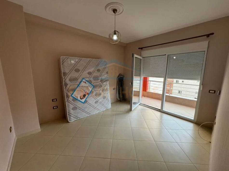 Korce, jepet me qera apartament 1+1+Ballkon Kati 3, 80 m² 300 € (Lagjia 9)