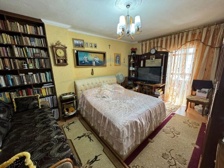 Korce, shitet apartament Kati 5, 128 m² 90.000 € (Lagjia 8)