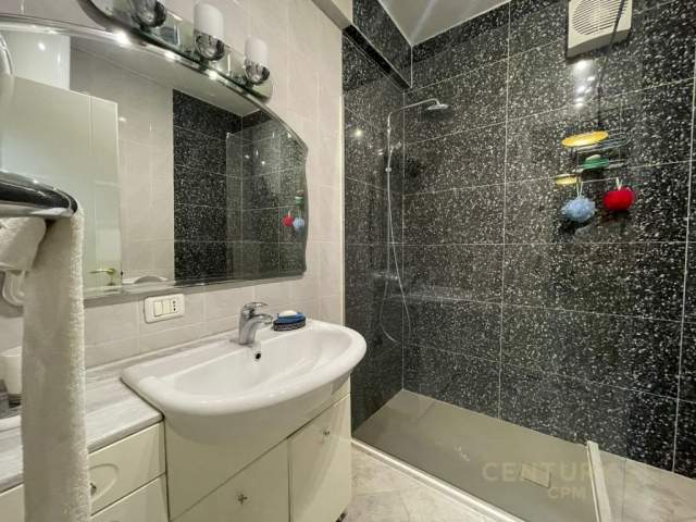 Tirane, jepet me qera apartament 2+1+BLK Kati 5, 110 m² 600 Euro (Selvia)