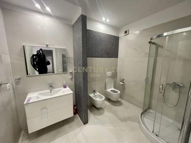 Tirane, jepet me qera apartament 3+1+BLK Kati 8, 119 m² 500 Euro (Astiri)