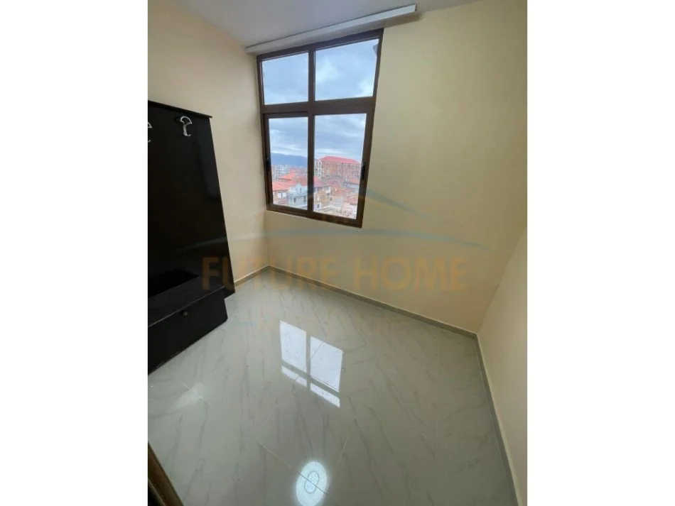 Korce, shitet apartament 2+1+Ballkon Kati 5, 80 m² 36.000 € (Lagjia 4, Korçë)