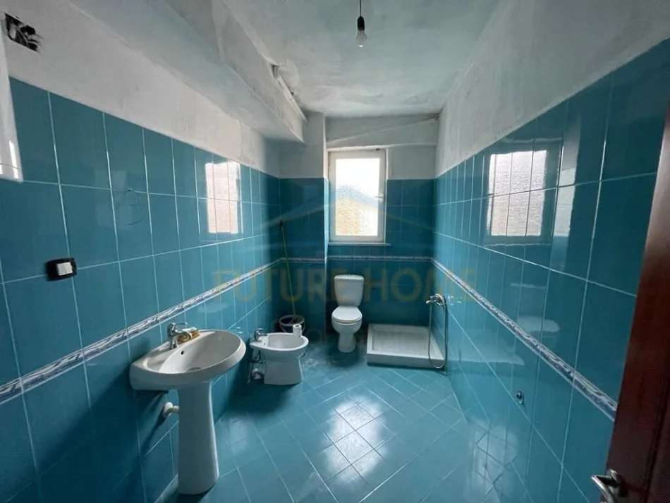 Korce, shitet apartament 2+1+Ballkon Kati 4, 130 m² 52.000 € (Lagjia 16, Korçë)