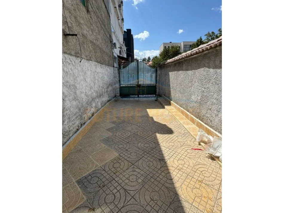 Korce, jepet me qera apartament 1+1 Kati 2, 80 m² 300 € (Bulevard Republika)