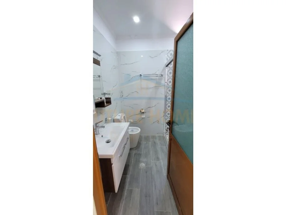 Korce, jepet me qera apartament 3+1 Kati 1, 600 € (Lagjia 12)