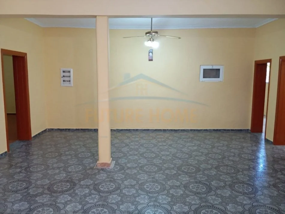 Korce, jepet me qera apartament 3+1 Kati 1, 140 m² 300 € (Lagjia 4)
