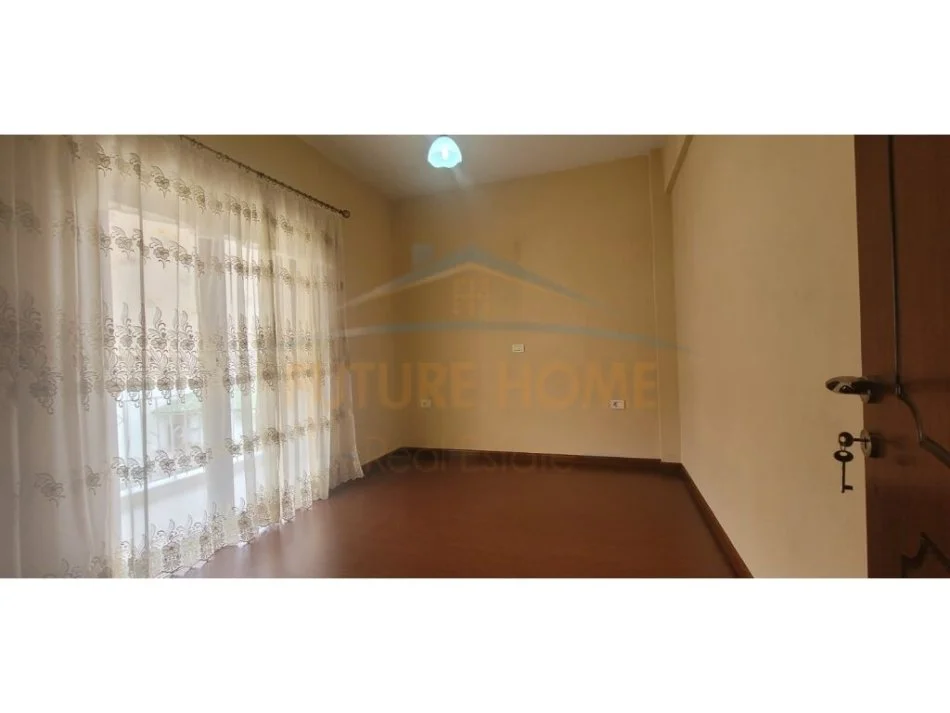 Korce, shitet apartament 3+1+Aneks+Ballkon Kati 3, 120 m² 95.000 € (Lagjia e re)