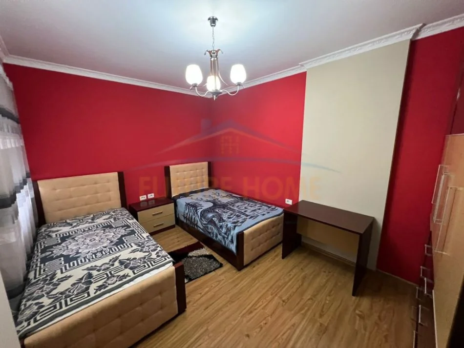 Korce, jepet me qera apartament 2+1+Ballkon Kati 7, 124 m² 350 € (Terminali i Autobuzave, Korçë)
