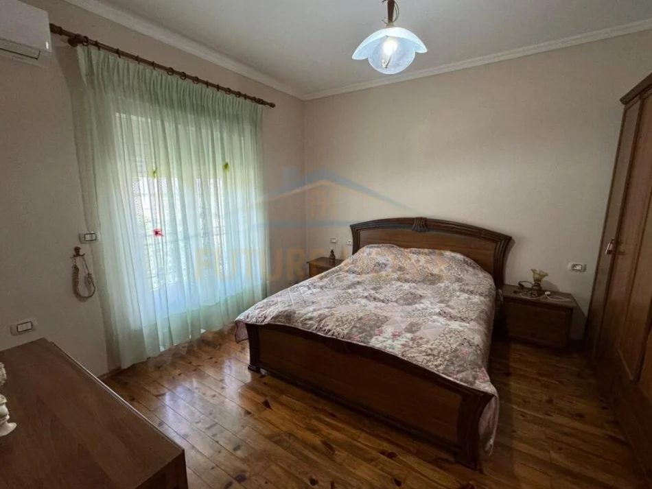 Korce, jepet me qera apartament 2+1+Ballkon Kati 2, 100 m² 250 € (Km 5 Korçë - Pogradec (Biranj))