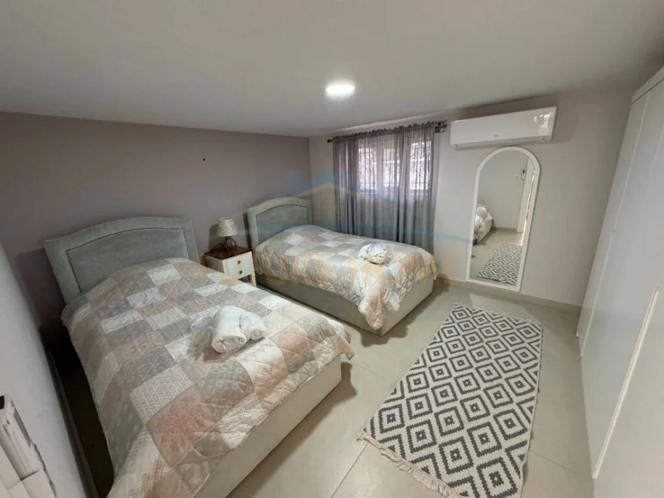 Korce, jepet me qera apartament 2+1+Ballkon Kati 1, 100 m² 250 € (Km 5 Korçë - Pogradec (Biranj))