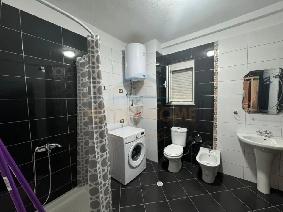 Korce, jepet me qera apartament 1+1+Ballkon Kati 3, 80 m² 300 € (Lagjia 9)